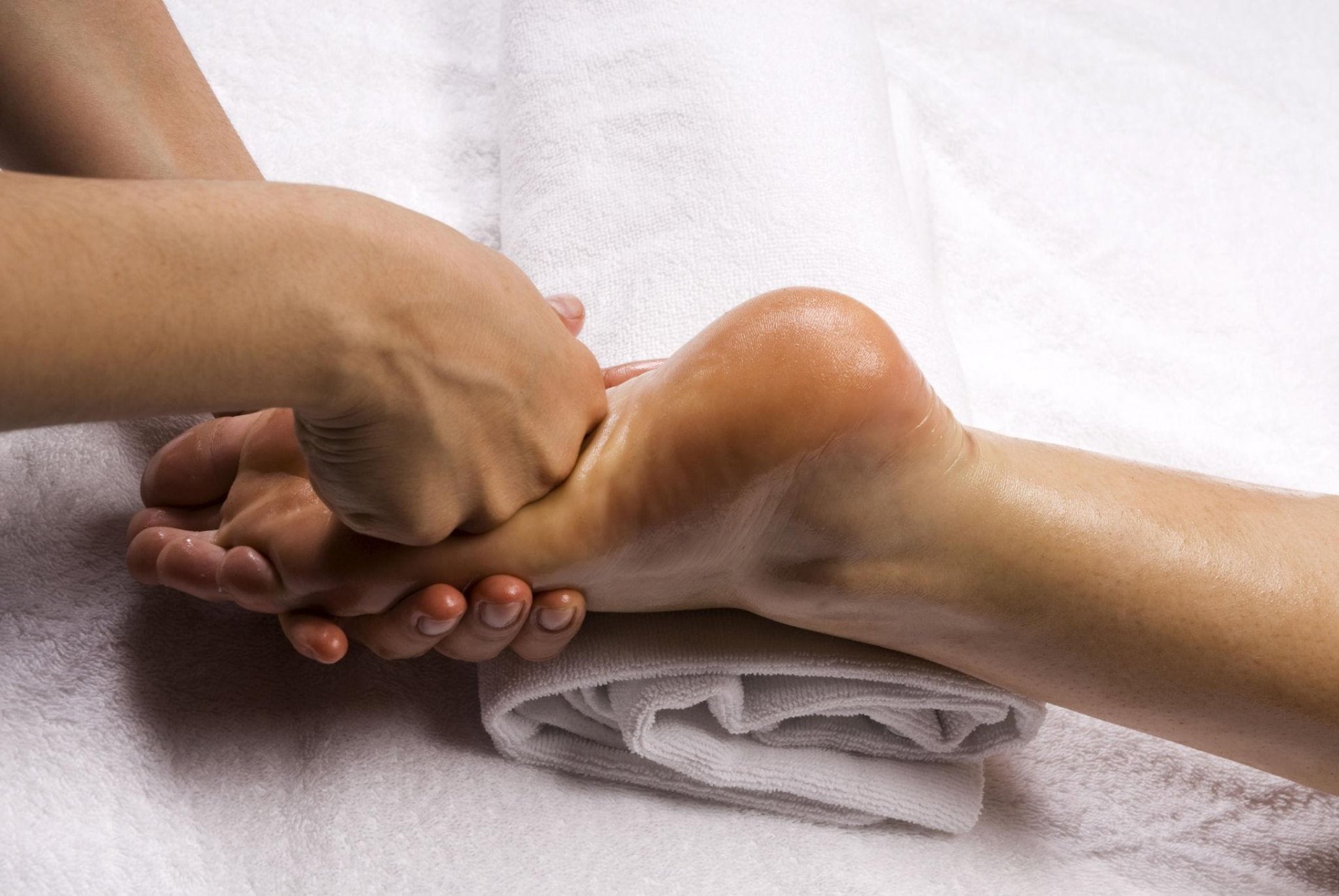 Massage jambe et pieds, limage,soins des cuticules et gommage